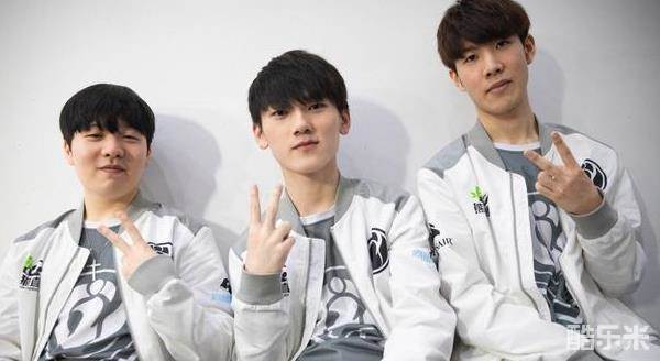 年轻球员拥 年轻球员拥